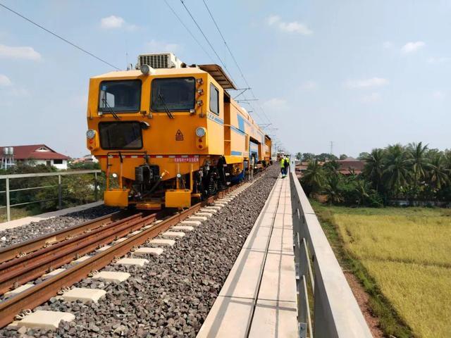 "大国重器"赴老挝智能养护中老铁路设备